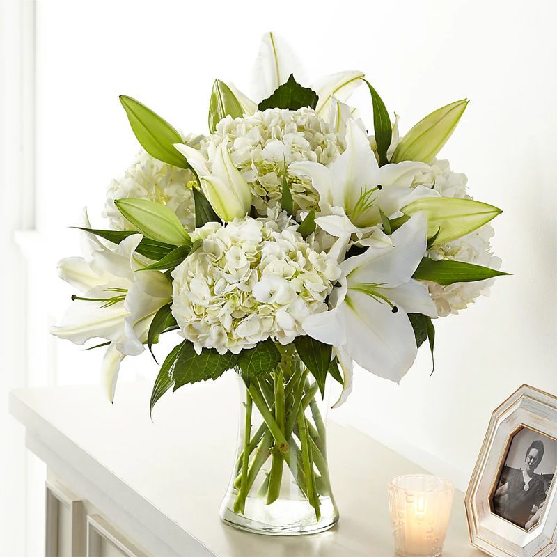 Compassionate Lily Bouquet - Style:Deluxe