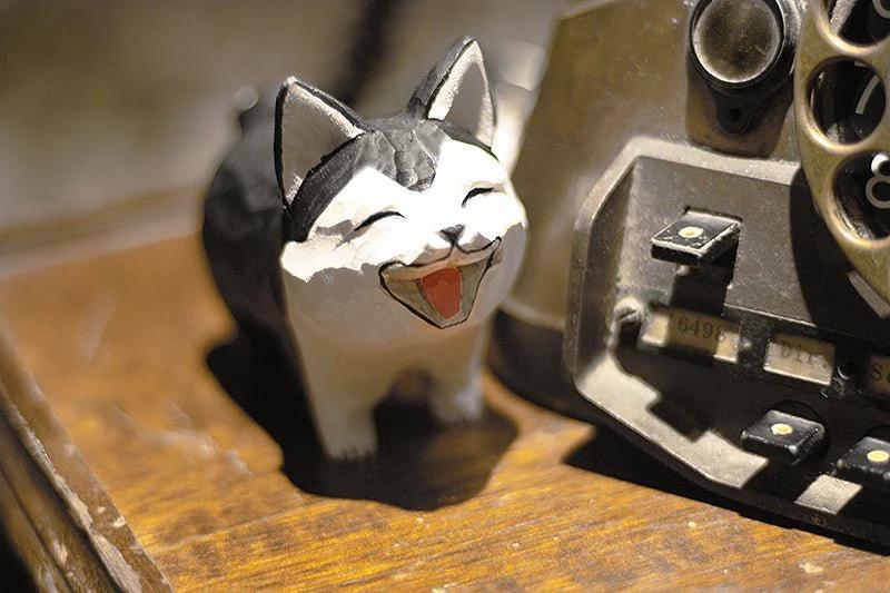 Hand-Painted Wooden Corgi and Husky Figurines – Adorable Artisan Decor - Style:Figurines-Husky