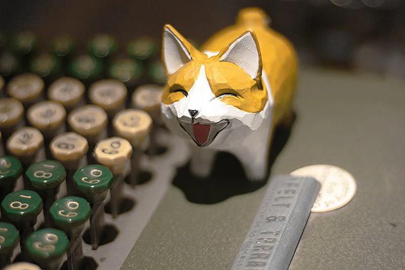 Hand-Painted Wooden Corgi and Husky Figurines – Adorable Artisan Decor - Style:Figurines-Corgi
