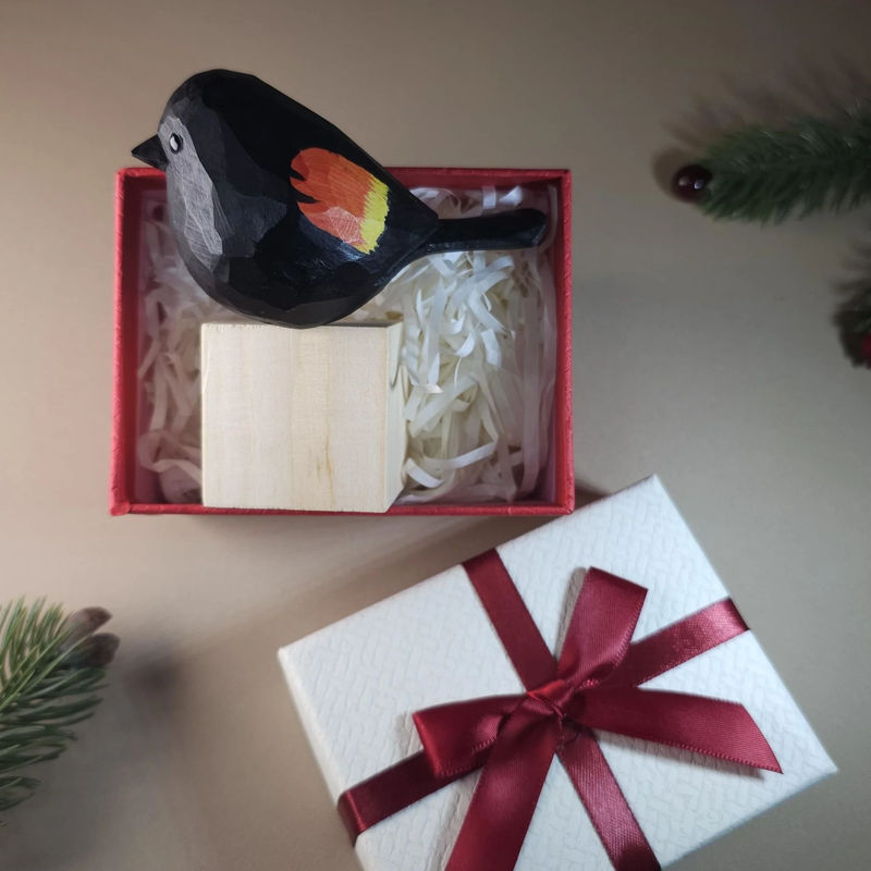 Bird Figurine comes with wooden stand and gift box packaging - Style:Red-winged black bird