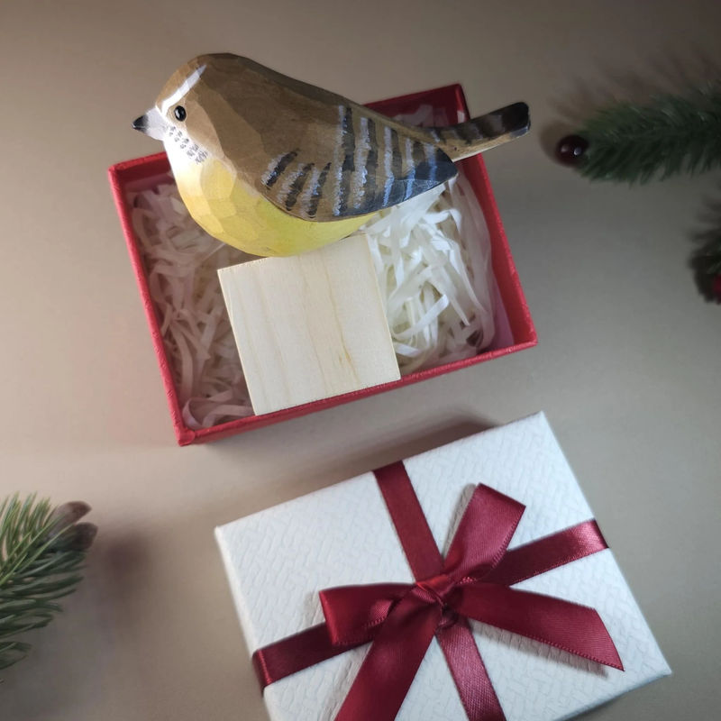Bird Figurine comes with wooden stand and gift box packaging - Style:Carolina Wrens