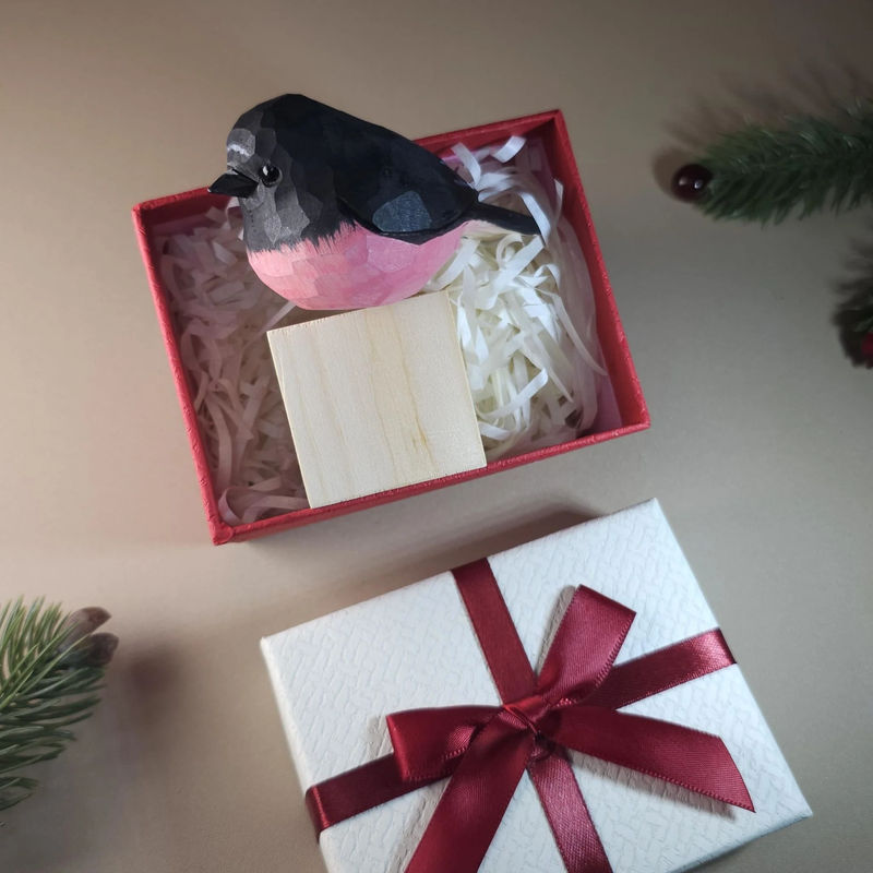 Bird Figurine comes with wooden stand and gift box packaging - Style:Pink Robin
