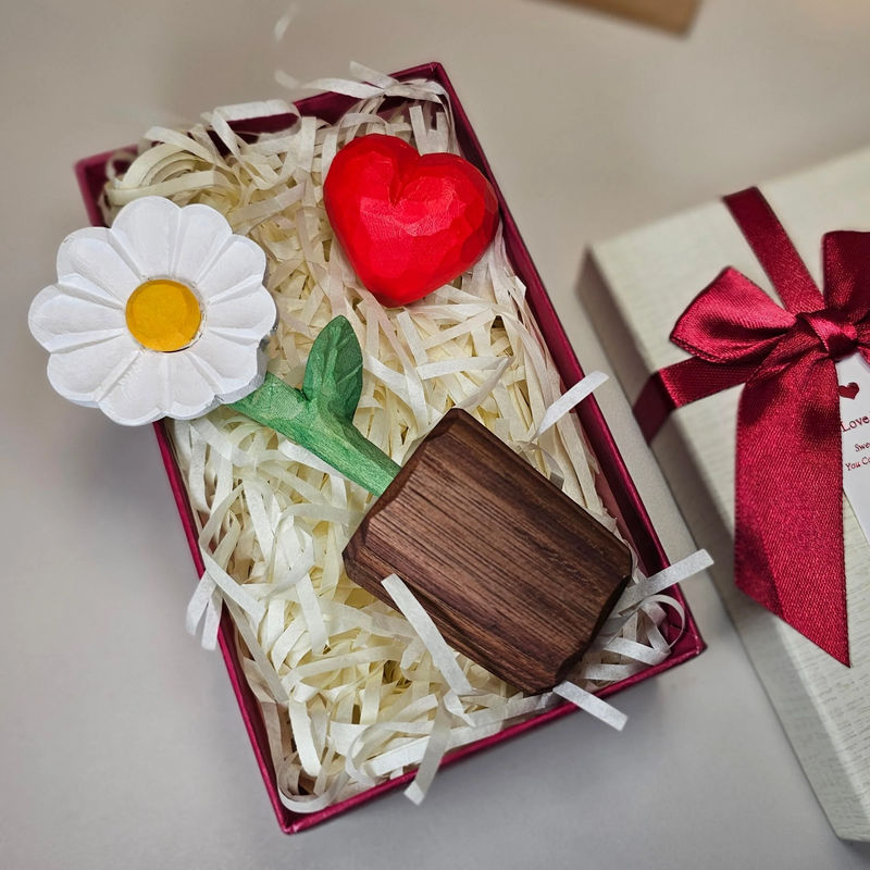 Handcrafted Wooden Daisy Figurine with Customizable Red Heart – Gift Box Included